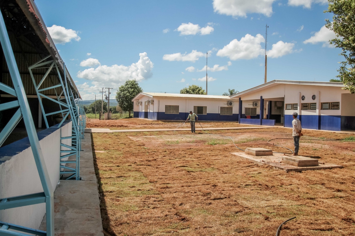 A EE Jlio Muller, em Barra do Bugres - antes e depois, com a reforma geral - Foto: Divulgao