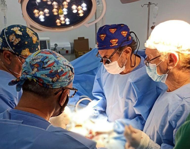 Procedimento durou cerca de 12 horas e envolveu mais de 30 profissionais - Foto: Hospital Estadual Santa Casa