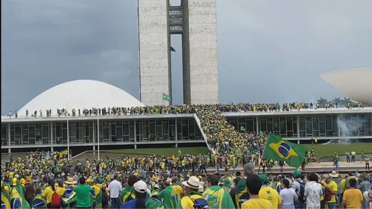 Bolsonaristas sobem no Congresso Nacional, em Braslia  Foto: Afonso Ferreira/TV Globo