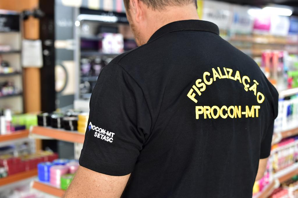 Fiscalização do Procon-MT, em lojas no centro de Cuiabá - Foto: Josi Dias/Setasc-MT