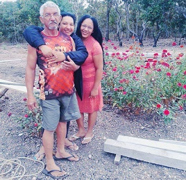 ngelo do Carmo Dias, com suas duas irms Foto: Facebook