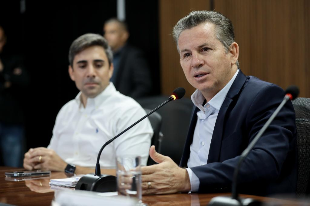O governador Mauro Mendes, ao assinar o aumento dos repasses