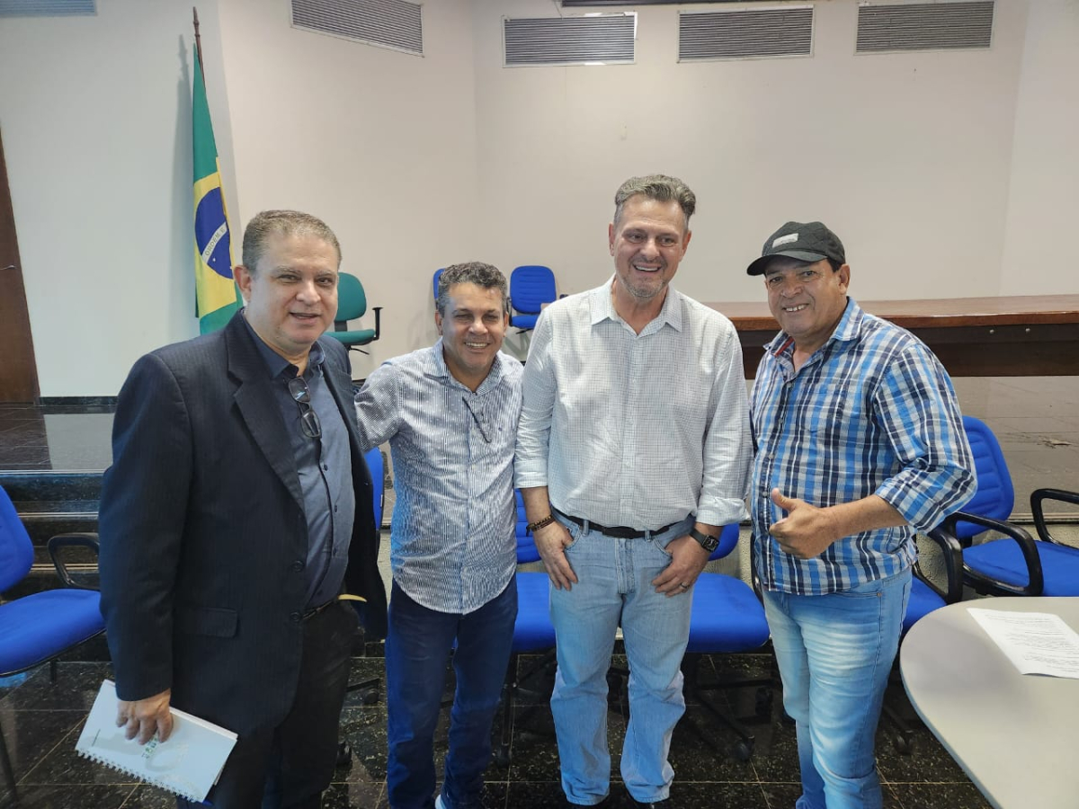 Ex vereador Novinho e o Ministro da Agricultura, Carlos Fvaro, juntamente com sua equipe