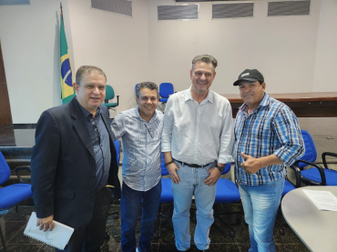 Ex vereador Novinho e o Ministro da Agricultura, Carlos Fvaro, juntamente com sua equipe