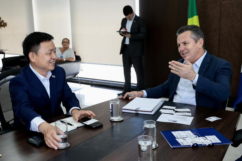 O governador Mauro Mendes e o CEO da Sinomach, Cai Jibo