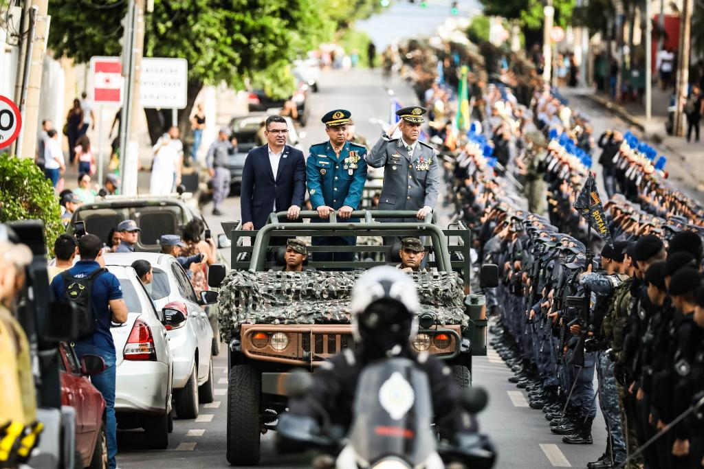 Autoridades abrem o desfile na Avenida Getlio Vargas, em Cuiab - Foto: Christiano Antonucci