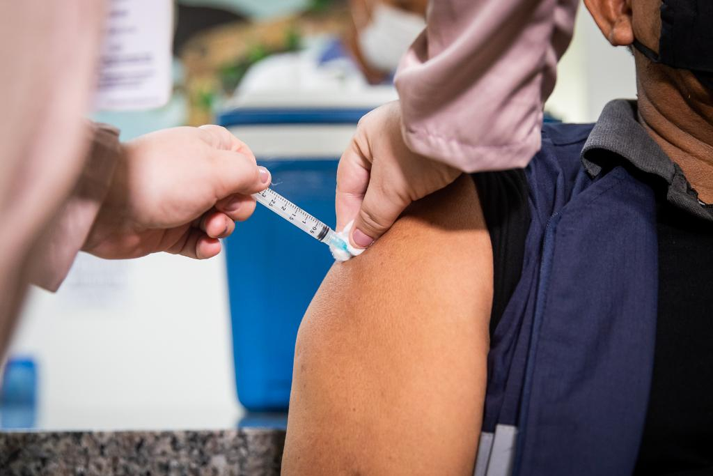 A taxa de cobertura da vacina bivalente est em 8,16% em Mato Grosso