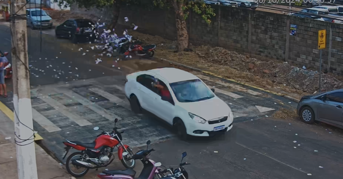 Cmera flagrou passageiro arremessando santinho em Rondonpolis. - Foto: Reproduo