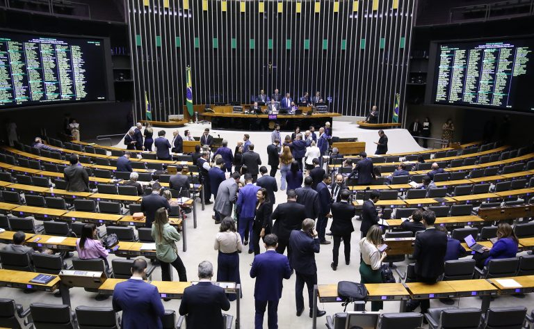 Deputados analisam propostas no Plenrio