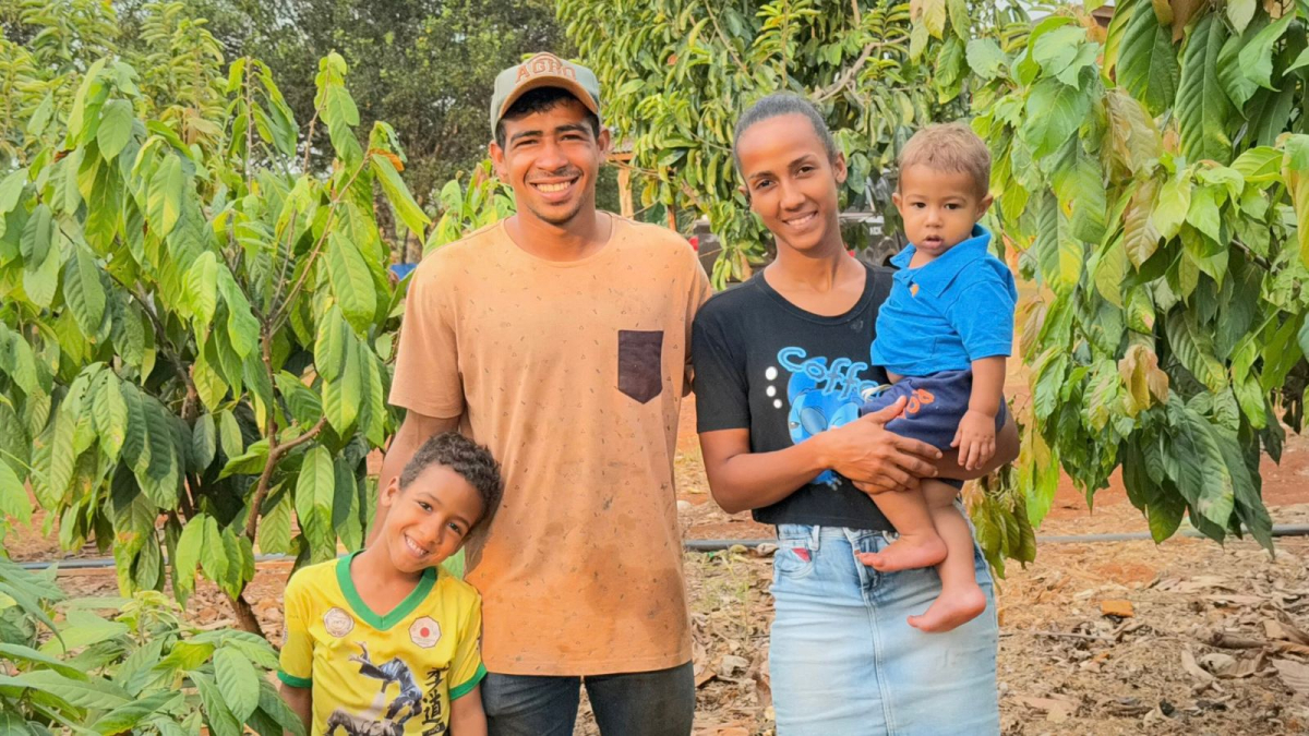 Marcos e a famlia no Stio Estrela Seleste, em Aripuan - Foto: Ingrid Moraes