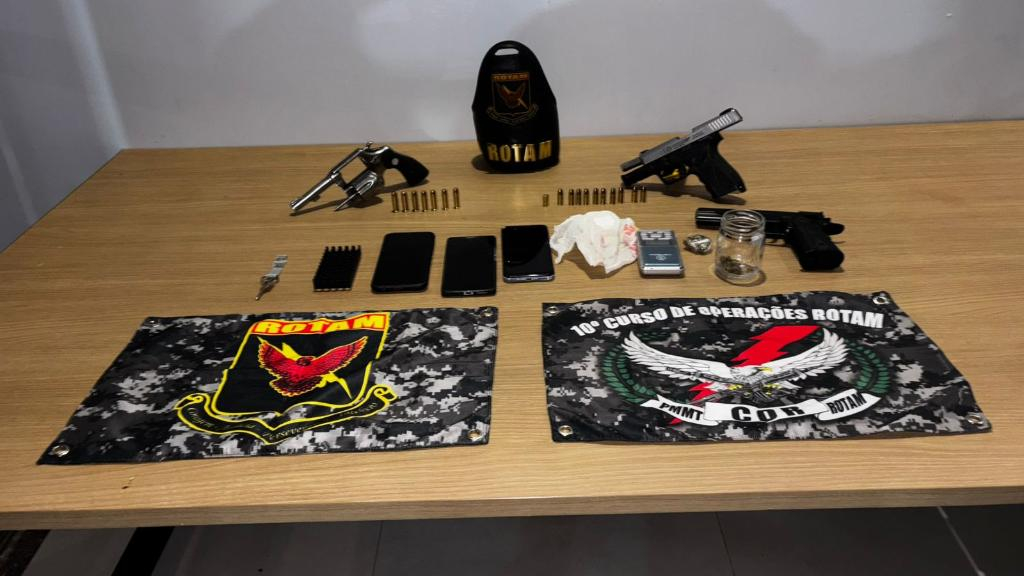 Duas armas e um simulacro foram apreendidas com tr�s suspeitos