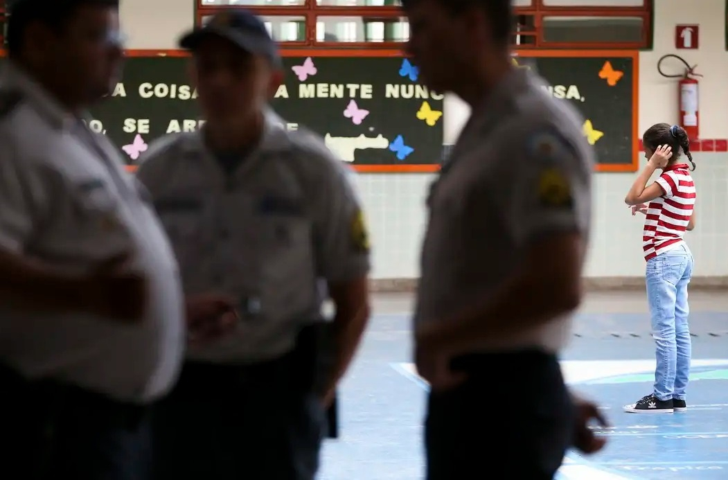 Sintep-MT reafirma que lugar de militares n�o � o ambiente escolar