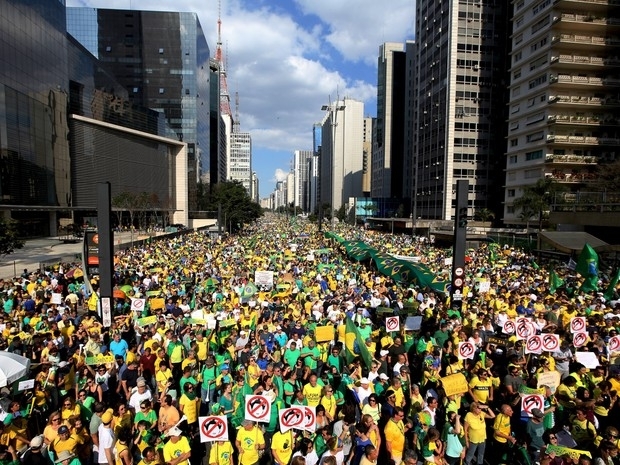 Protesto na Avenida Paulista em So Paulo reuniu 350 mil, segundo a PM, 1 milho, segundo organizadores e 135