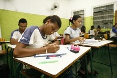 Brasil Alfabetizado tem o objetivo de promover a superao do analfabetismo entre jovens, adultos e idosos