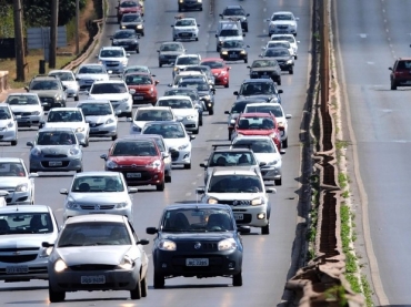 Veculos trafegam com farol baixo desligado durante o dia em via do Distrito Federal 