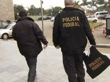 Policiais federais com malotes apreendidos na Operao Boca Livre 