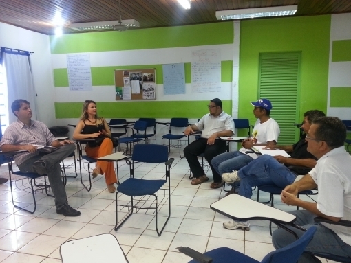 A Defensora Pblica da Coordenadoria de Aes Comunitrias, Silvia Ferreira, em reunio com representantes da comunidade