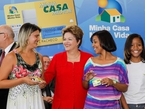 Dilma cumprimento beneficirias do Minha Casa, Minha Vida durante lanamento do Minha Casa Melhor