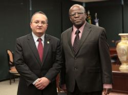 Senador Pedro Taques, PDT, ao lado direito, o presidente STF, ministro Joaquim Barbosa
