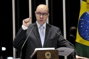 Senador Demstenes Torres discursa na tribuna do Senado 