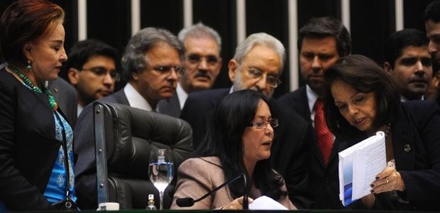A presidente Rose de Freitas e parlamentares durante a sesso do Congresso que criou a CPI do Cachoeira