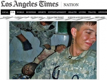 Nas imagens divulgadas pelo jornal, soldados americanos sorriem ao lado de rebeldes mortos no Afeganisto