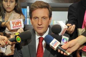 O senador Marcelo Crivella durante entrevista em seu gabinete aps ter sido anunciado como novo ministro da Pesca