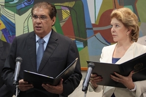 A vice-presidente do Senado, Marta Suplicy, d posse ao senador Jader Barbalho