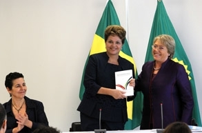 A ministra Tereza Campello, a presidente Dilma Rousseff e a diretora da ONU Mulheres.