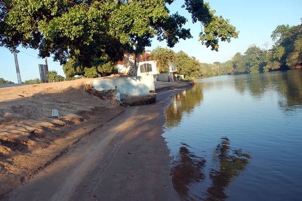O leito do rio Jauru est cada dia mais baixo, segundo pesquisadores por causa dos danos ambientais.