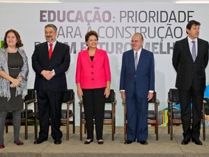 Dilma Rousseff, ao lado do ministro Antonio Palocci, do presidente do Senado, Jos Sarney, e do ministro Fernando Hadda