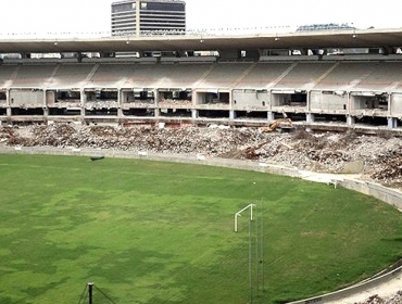 Arquibancadas do Maracan esto sendo demolidas para a reforma do estdio