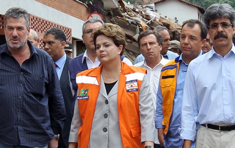 Dilma Rousseff e o governador do Rio de Janeiro, Srgio Cabral, durante visita a Nova Friburgo, aps chuvas.