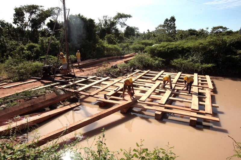 Alm da construo das pontes sero reconstitudos os canais (corixos) para permitir o fluxo da gua do rio Cuiab at a