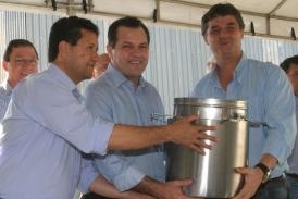 Governador Silval Barbosa entrega os equipamentos de agroindstria para a agricultura familiar