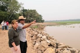 Secretrio do Meio Ambiente, Alexander Torres Maia, vistoria obras de recuperao das barragens, na Baia de Chacoror