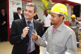 Secretrio Digenes Curado Filho entrega carteira a reeducando que vai trabalhar nas obras da Copa 2014