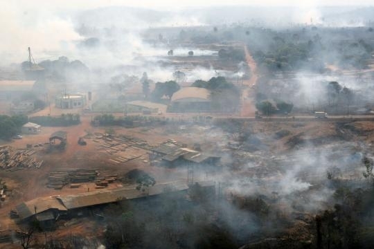 O incndio destruiu cerca de cem casas, alm de madeireiras e marcenarias.