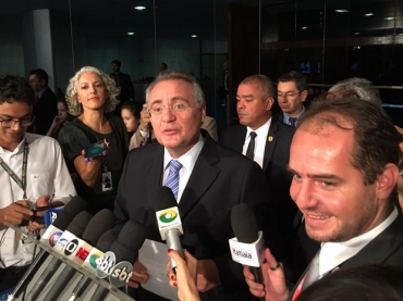 O presidente do Senado, Renan Calheiros (PMDB-AL), concede entrevista coletiva no Salo Azul