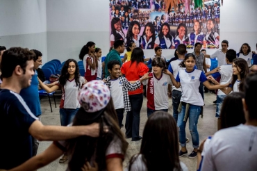 Estudantes e educadores durante dinmica em grupo: aprendizagem, parceria e diverso