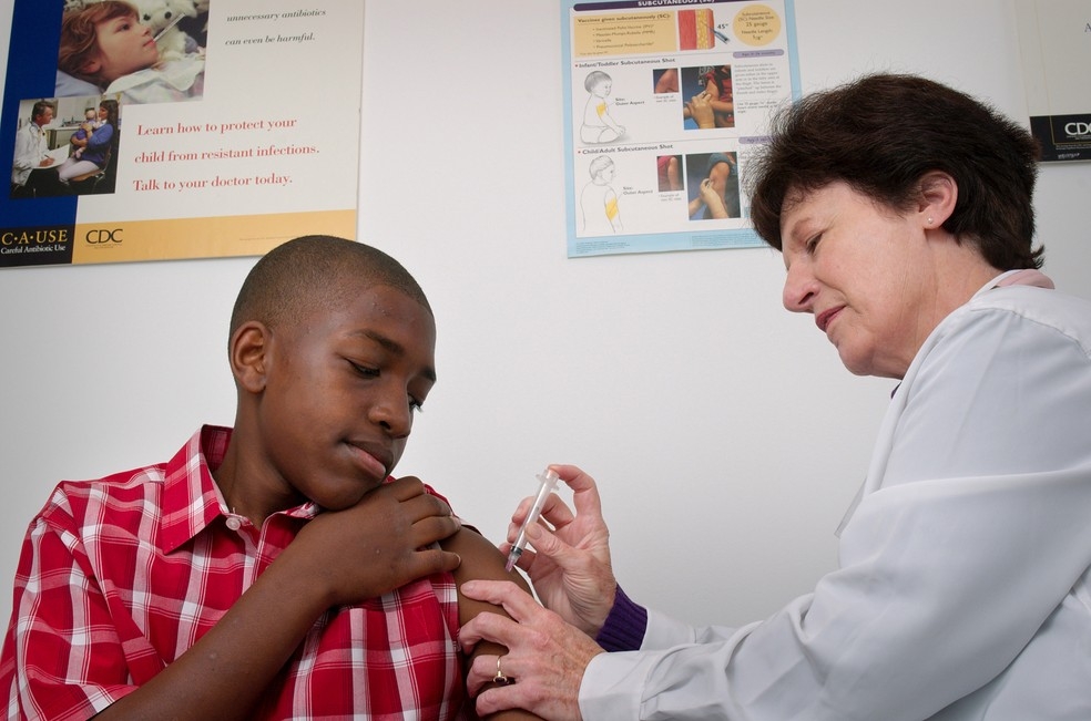 Enfermeira administra vacina em adolescente; a partir de agora, meninos de 12 a 13 poderão receber vacina de HPV pelo SUS