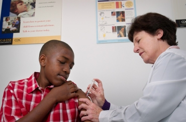 Enfermeira administra vacina em adolescente; a partir de agora, meninos de 12 a 13 podero receber vacina de HPV pelo SUS 