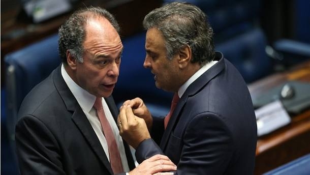 Fernando Bezerra, com Acio Neves, prope mudana na PEC em tramitao