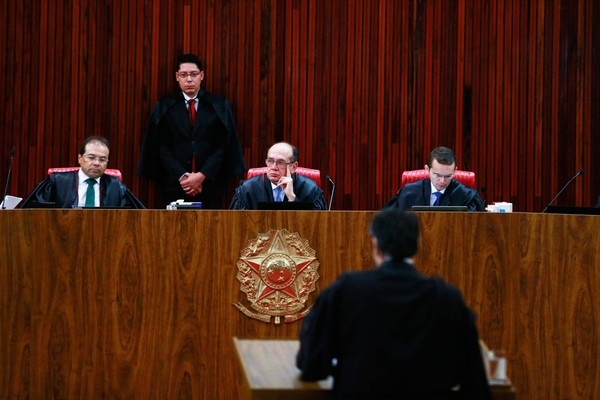 Ministro Gilmar Mendes (centro) preside sesso extraordinria do Tribunal Superior Eleitoral (TSE) para apreciar pedido de cassao da chapa Dilma-Temer por suposto abuso de poder poltico e econmico na campanha eleitoral de 2014