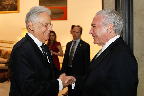 O ex-presidente Fernando Henrique Cardoso cumprimenta o presidente Michel Temer em evento com rei e rainha da Sucia, no Palcio dos Bandeirantes