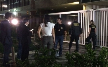 Agentes da Polcia Federal chegaram s 5h54 no prdio na Avenida Vieira Souto, em Ipanema