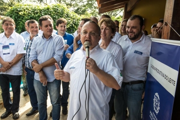 Taques discursa durante entrega de equipamentos, no Caf da Roa da Caravana da Transformao