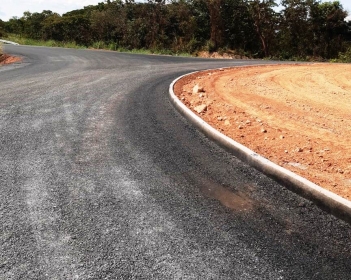 Obra de pavimentao na rodovia que d acesso ao Distrito do Coxip do Ouro entra na reta final - Foto: Sinfra-MT