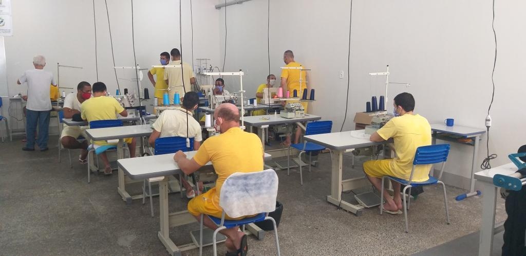 Presos da Penitenciria de Sinop fabricam mscaras de TNT - Foto: Assessoria