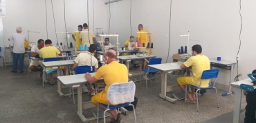 Presos da Penitenciária de Sinop fabricam máscaras de TNT - Foto: Assessoria